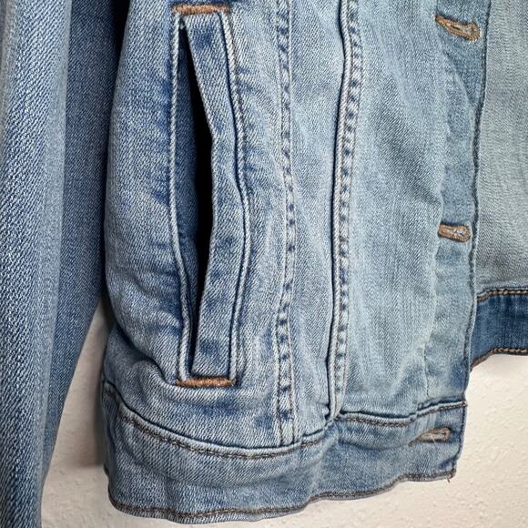 Levi's Women's Original Trucker Jacket, Light Wash (Jeanie), Size Large - Picture 8 of 10